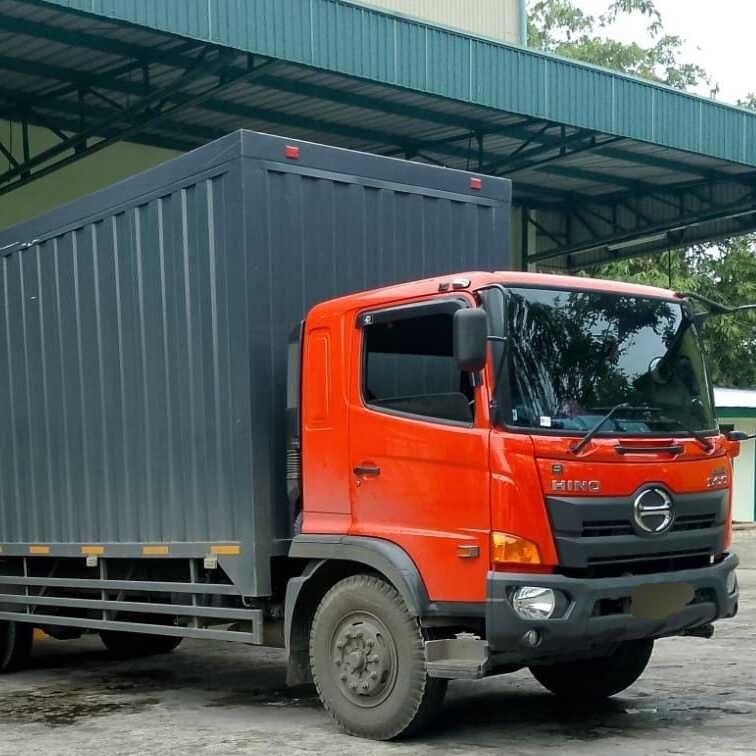 gambar armada truk engkel diallogistik